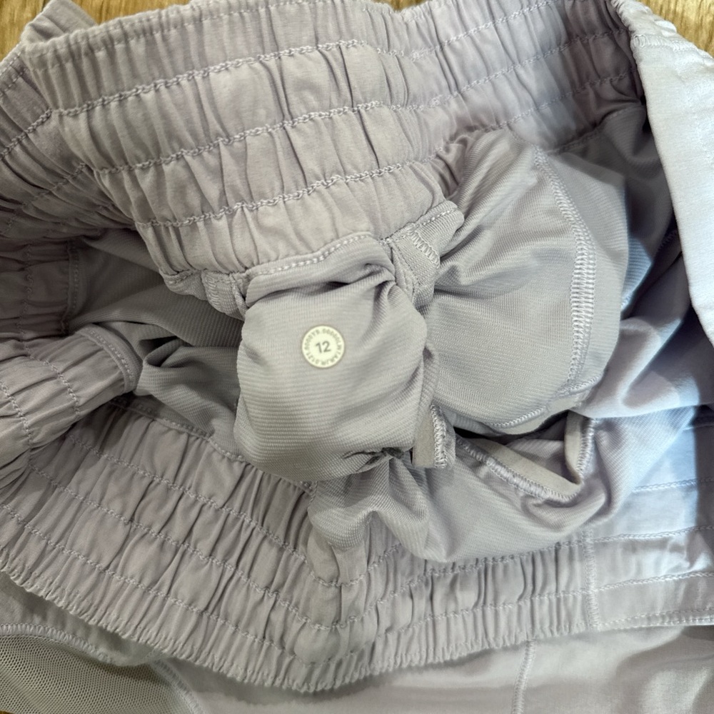 Lululemon Athletica Hotty Hot Short 2.5 - Picture 3 of 3